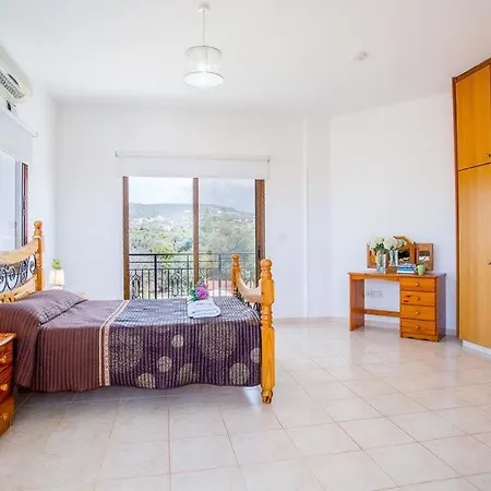 In Sleeps 6 Includes Swimming Pool Air Con And Wifi 8 7 佩亚