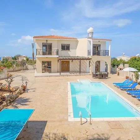In Sleeps 6 Includes Swimming Pool Air Con And Wifi 8 7 *