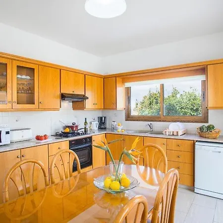 In Sleeps 6 Includes Swimming Pool Air Con And Wifi 8 7 别墅 佩亚