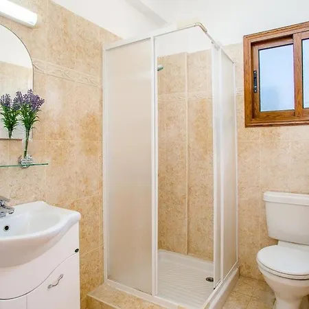In Sleeps 6 Includes Swimming Pool Air Con And Wifi 8 7 * 佩亚