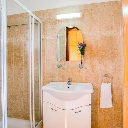 In Sleeps 6 Includes Swimming Pool Air Con And Wifi 8 7 Vilă *
