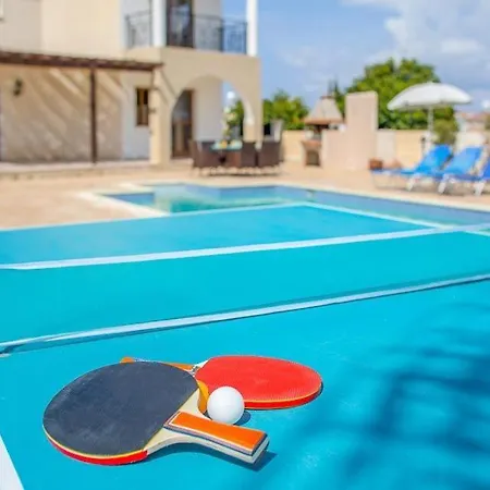 In Sleeps 6 Includes Swimming Pool Air Con And Wifi 8 7 * Peyia