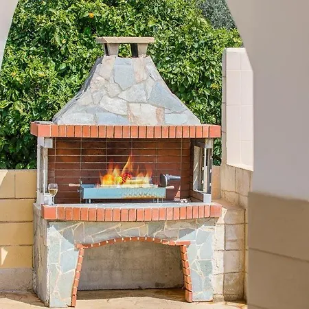In Sleeps 6 Includes Swimming Pool Air Con And Wifi 8 7 וילה