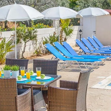 וילה In Sleeps 6 Includes Swimming Pool Air Con And Wifi 8 7 פאהיה