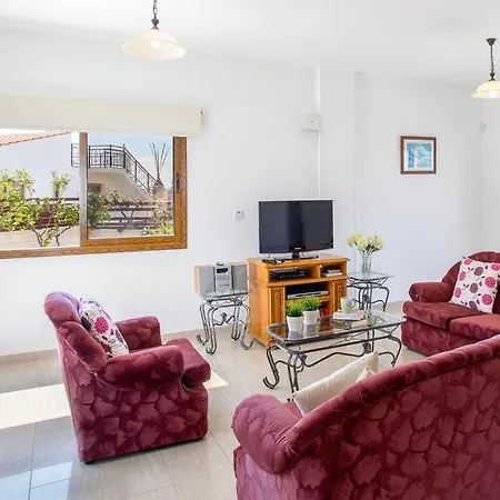 In Sleeps 6 Includes Swimming Pool Air Con And Wifi 8 7 וילה