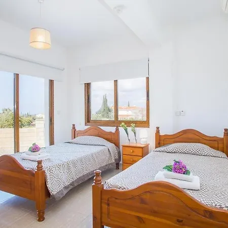 Vilă In Sleeps 6 Includes Swimming Pool Air Con And Wifi 8 7 Peyia