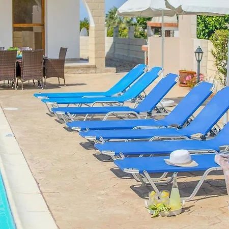In Sleeps 6 Includes Swimming Pool Air Con And Wifi 8 7 *