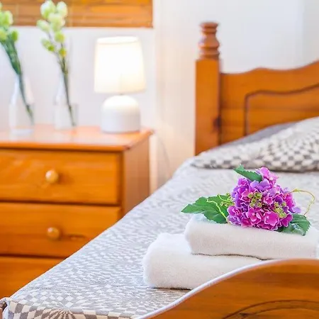 In Sleeps 6 Includes Swimming Pool Air Con And Wifi 8 7 *